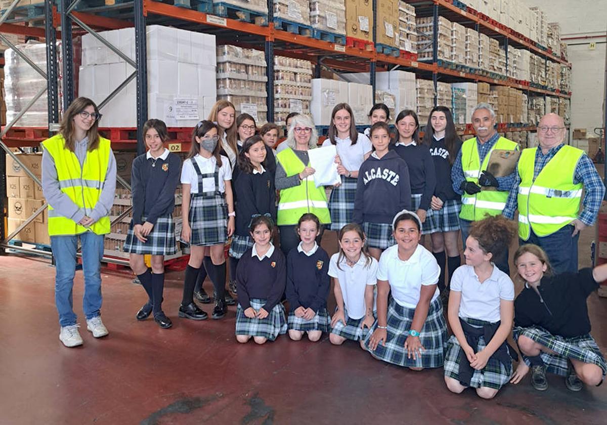 Estudiantes del colegio Alcaste de Logroño en una visita al Banco de Alimentos de La Rioja.