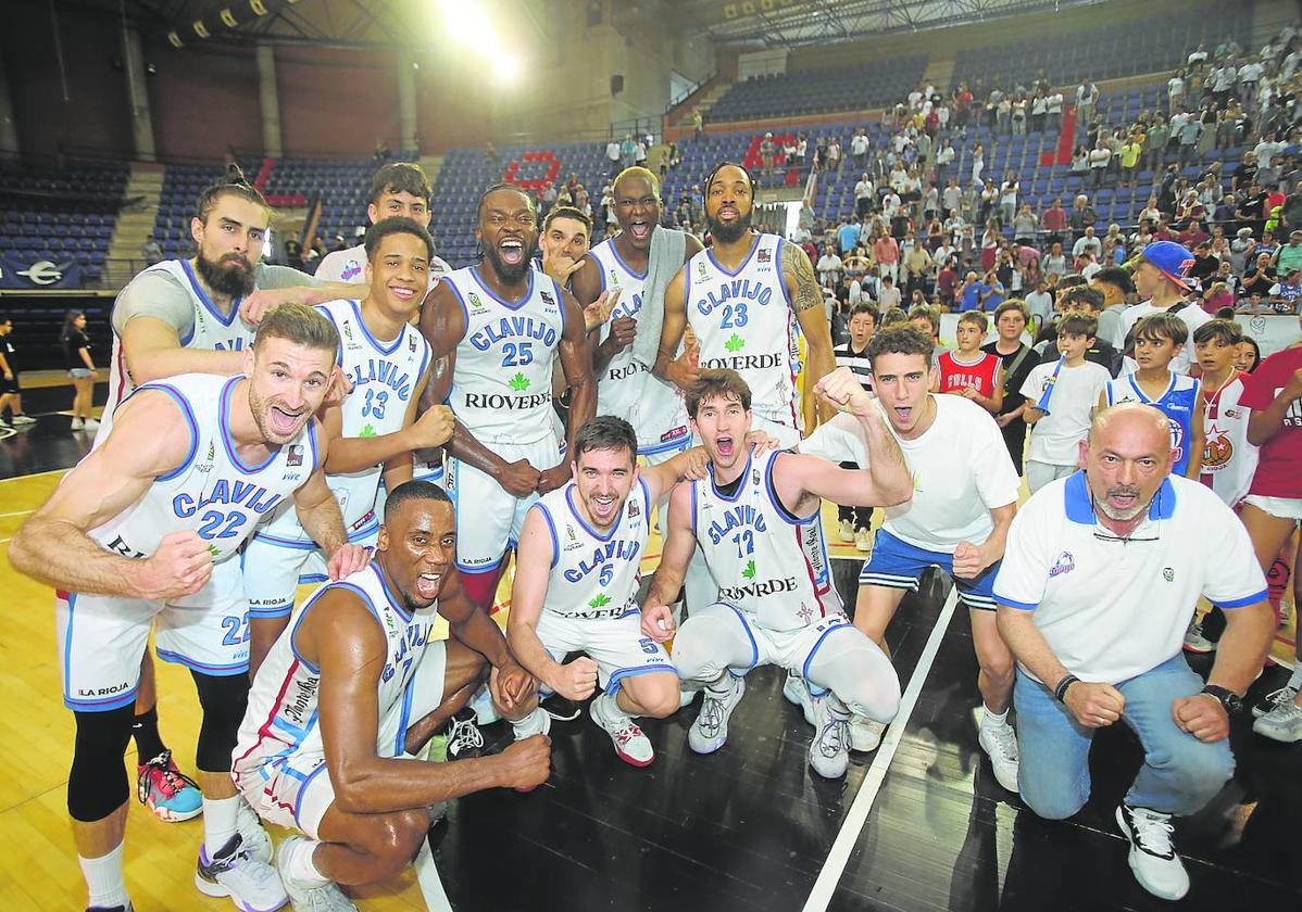 Los jugadores del Rioverde Clavijo celebran el triunfo ayer en el Palacio de los Deportes.