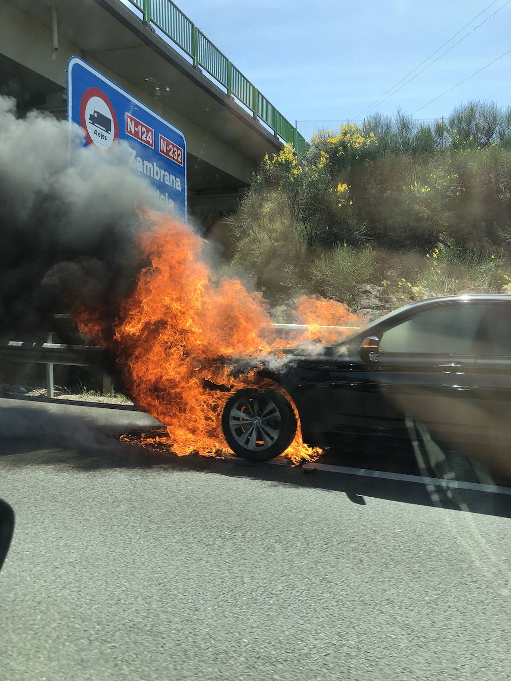 Imagen del vehículo ardiendo en la AP-68