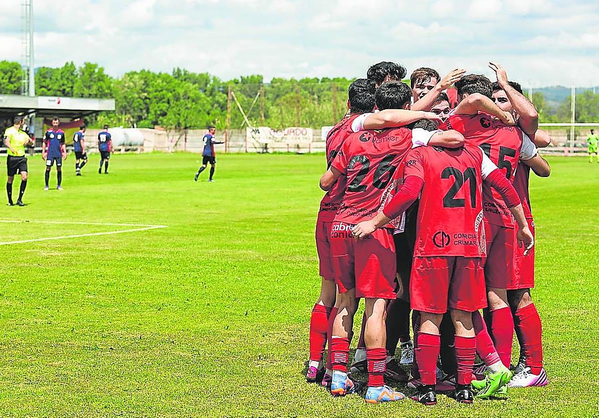 Los jugadores del Varea celebran su victoria y el pase a la final del 'play off' ante el Anguiano..
