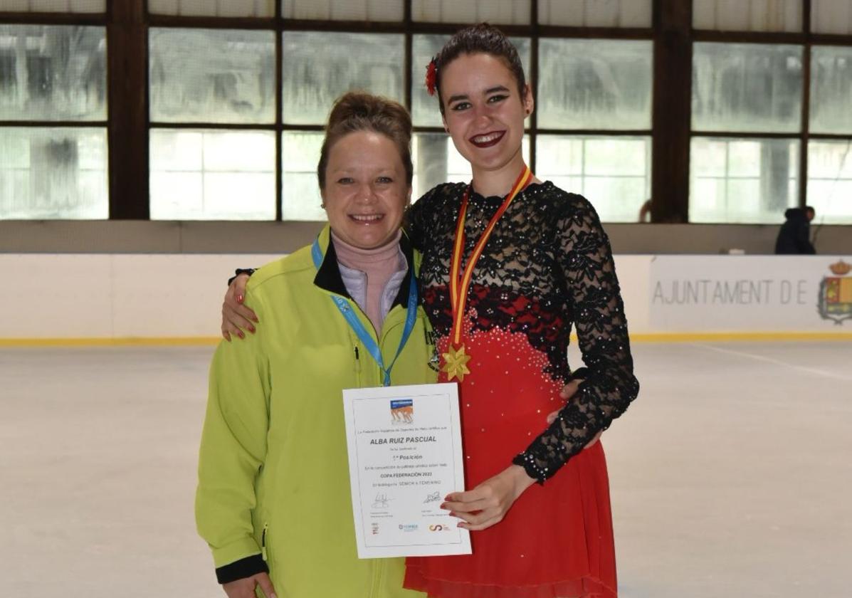 Alba Ruiz y su entrenadora, Victoria Letyagina.