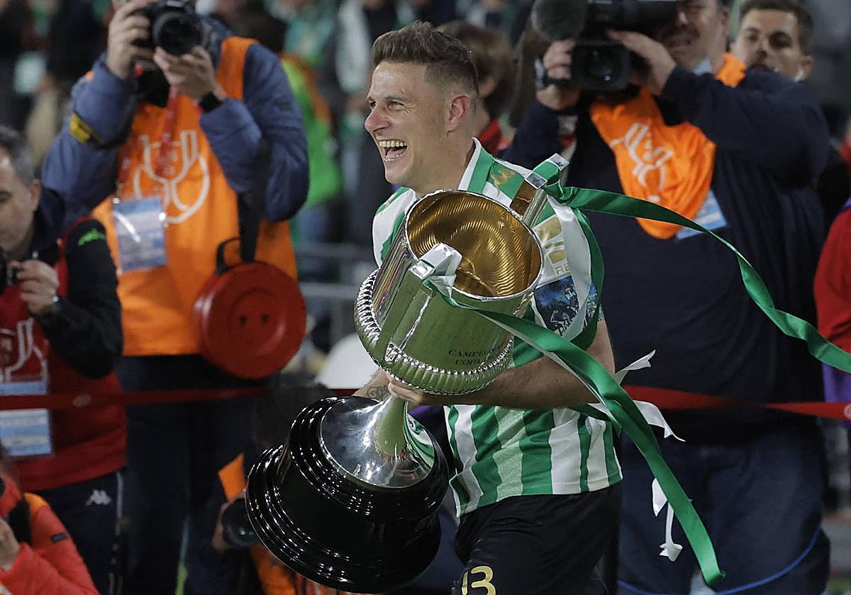 Joaquín, tras ganar la Copa del Rey el pasado curso con el Betis.