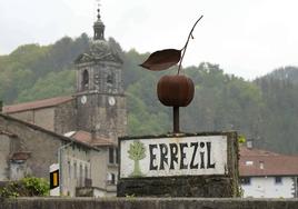 Cartel en el municipio de Régil (Errezil) a cuyas municipales se presenta Begoña Uzkudun.