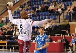 Ángel Rivero se prepara para un lanzamiento.