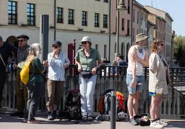 Peregrinos en abril en Logroño, pasando una jornada casi estival.