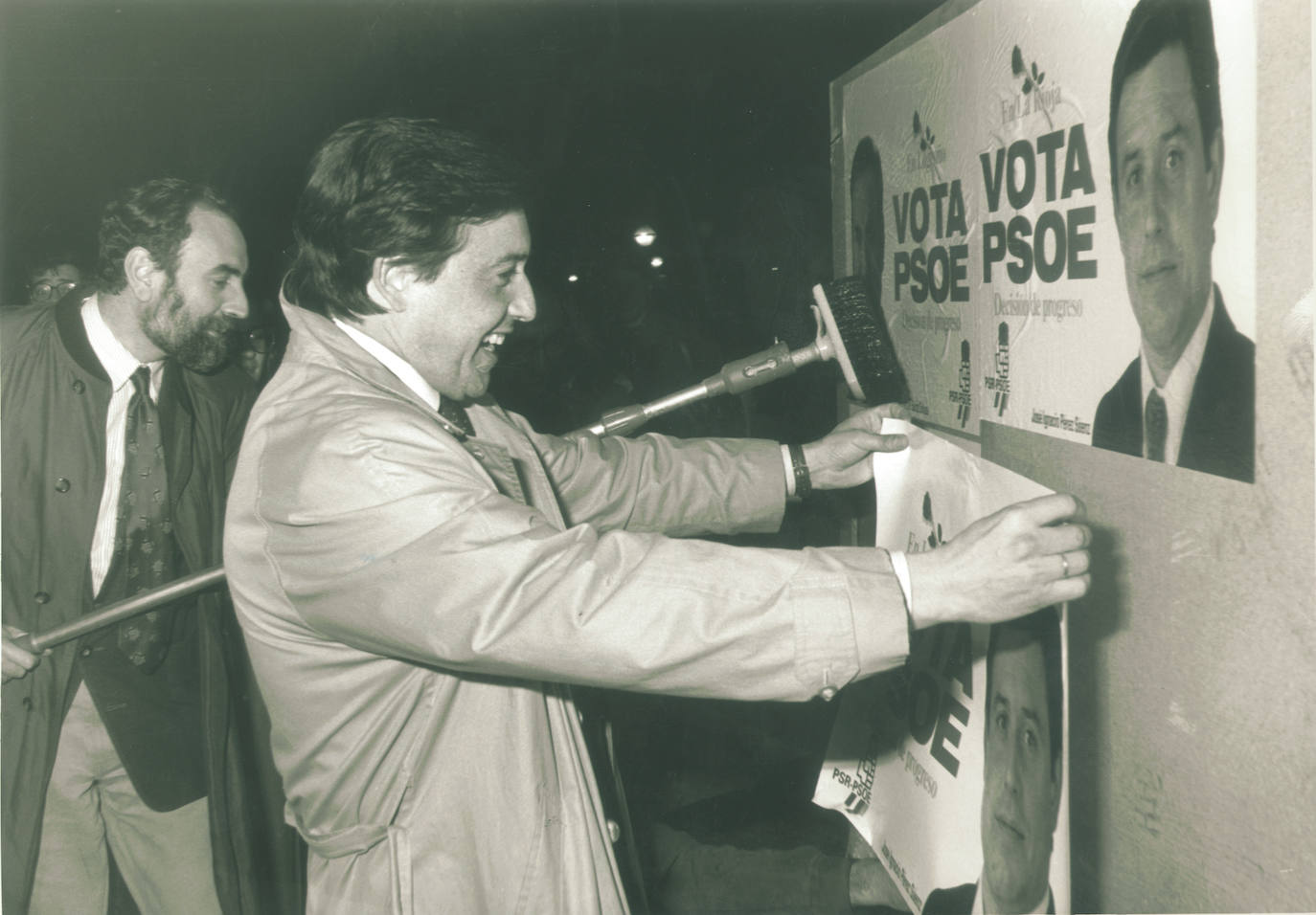 El expresidente Pérez Saénz, pegando carteles en el arranque de la campaña del año 91.