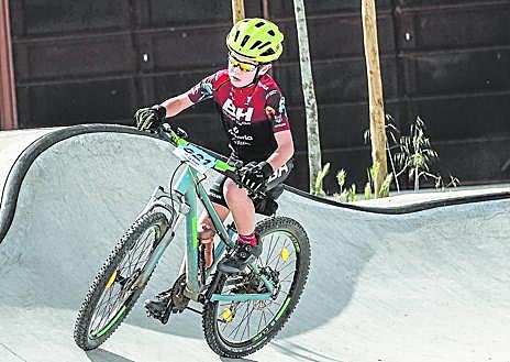 Imagen secundaria 1 - Los escolares disfrutaron de una jornada de ciclismo divertida en Arrúbal. 