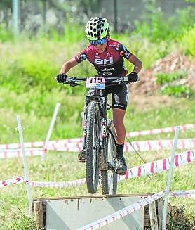 Imagen secundaria 2 - Los escolares disfrutaron de una jornada de ciclismo divertida en Arrúbal. 