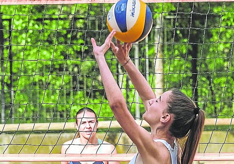 Imagen principal - Tres imágenes que dejó la segunda jornada de voley playa el sábado pasado, en el campo de Las Norias. 