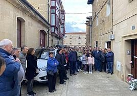 El párroco don Carlos Pinedo, seguido por el alcalde Román Urrecho, Fernando Castillo y Yolanda Castillo.