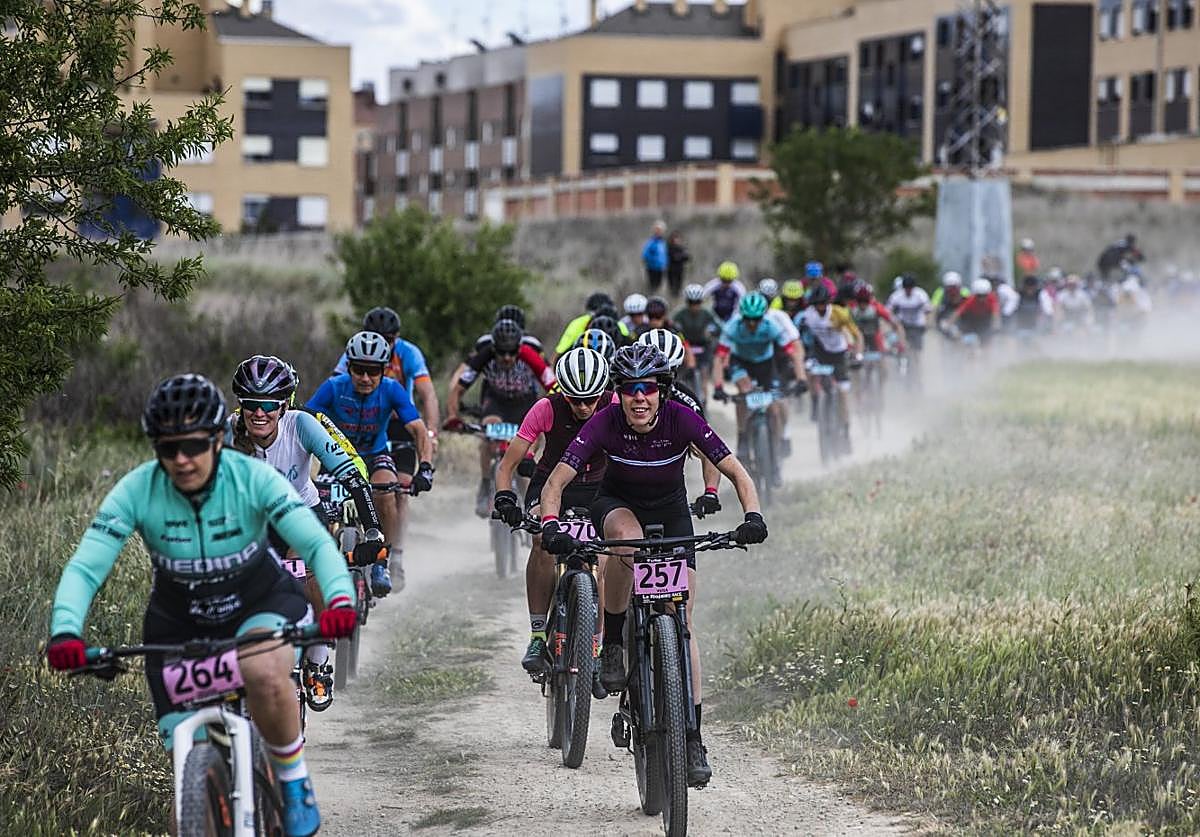 Cientos de ciclistas salieron desde Valdegastea para afrontar la primera etapa de La Rioja Bike Race.