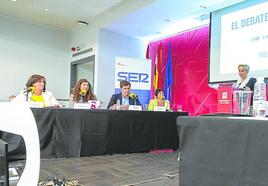 Los siete candidatos invitados participan en el debate organizado por la Cadena SER en el Aula Magna de la Universidad.