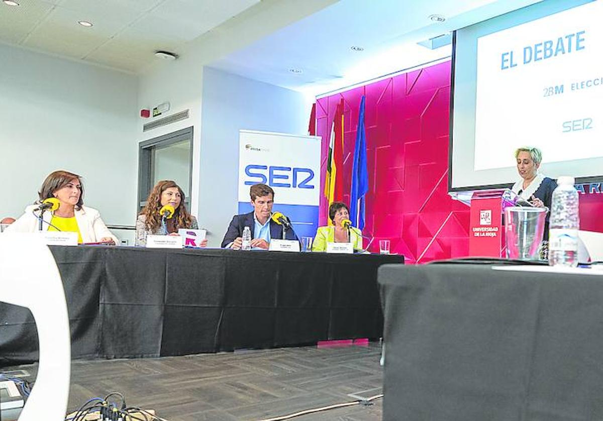 Los siete candidatos invitados participan en el debate organizado por la Cadena SER en el Aula Magna de la Universidad.