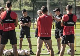 Raúl Llona da instrucciones en un entrenamiento.