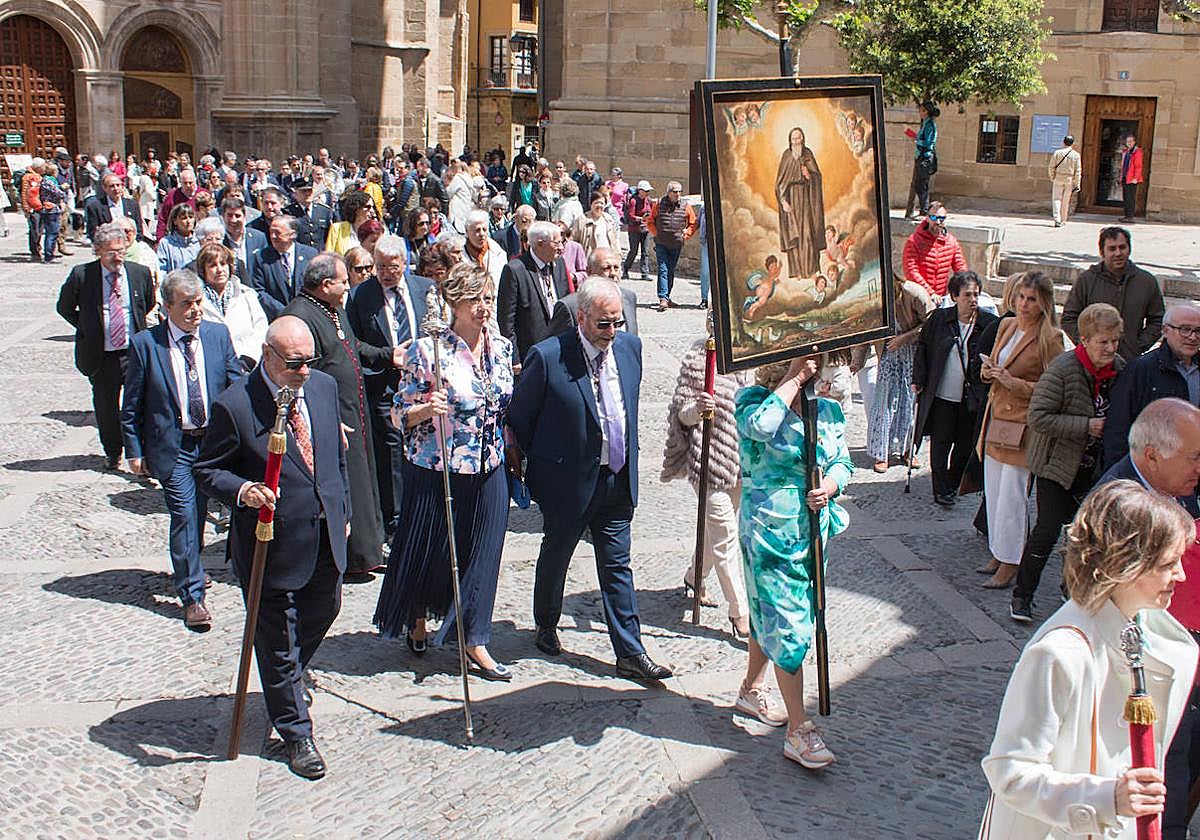 Traslado del cuadro del Santo al domicilio de los nuevos priores, Ricardo Campos y Ascensión Antio, situados detrás del mismo.