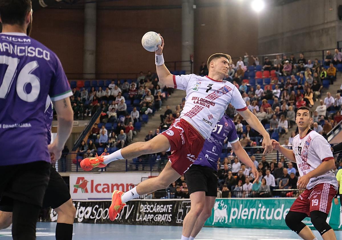 Preciado salta para realizar un lanzamiento.