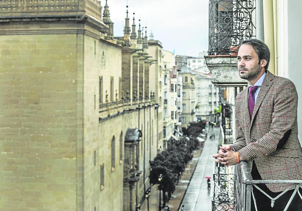 Desde los balcones de El Círculo de la Amistad. Socio de una entidad con la misma filosofía desde su fundación en el siglo XIX, Ángel Íñiguez ha elegido este escenario para la foto con las vistas a un Casco Antiguo plagado de «recuerdos y aprendizaje». Allí estudió en la Compañía de María y en el Sagasta y allí va a trasladar su despacho de abogado y la sede de la productora audiovisual que posee con su hermano.