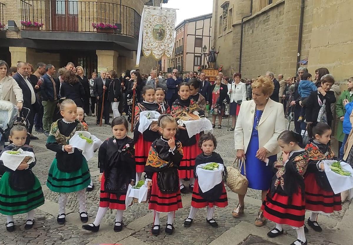 La procesión de San Isidro, acto religioso central del día final de fiestas, llegando a la catedral.