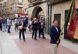 Concha Andreu y Juan Francisco Blanco avanzan hacia la iglesia encabezados por los Gaiteros de San Asensio.