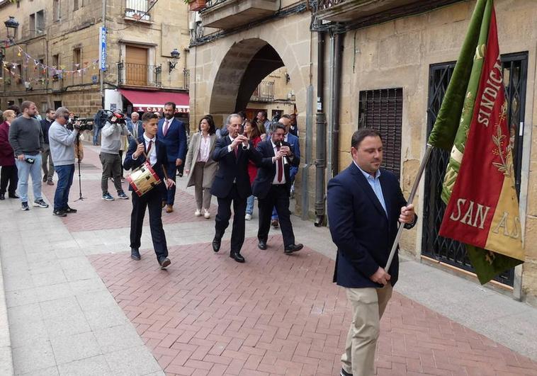 Concha Andreu y Juan Francisco Blanco avanzan hacia la iglesia encabezados por los Gaiteros de San Asensio.