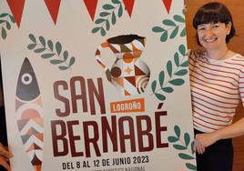 Marian de Pablo, con el cartel.