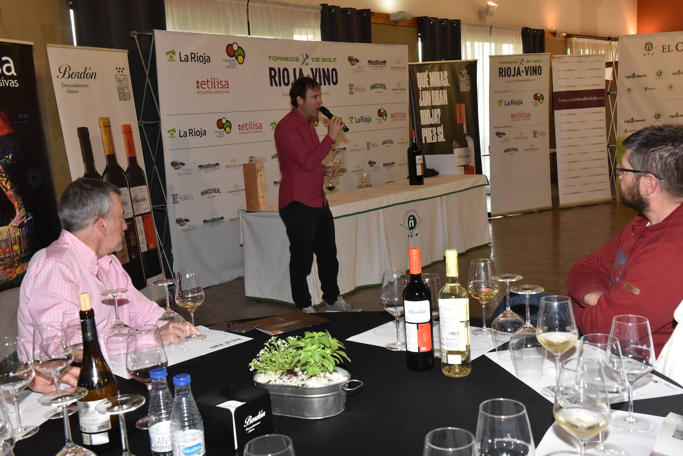 Cata de los vinos de Franco Españolas tras el torneo de golf