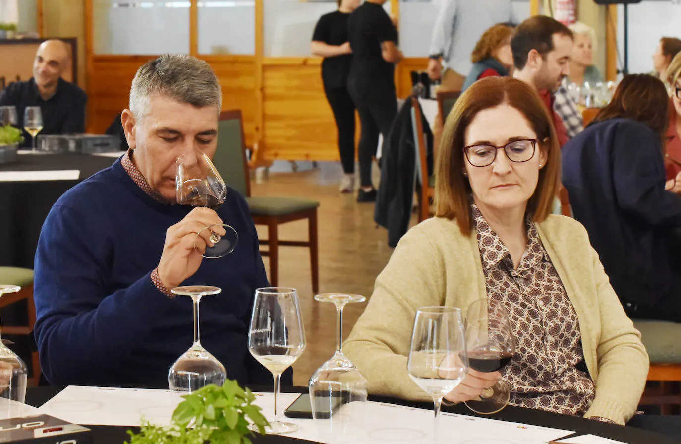 Cata de los vinos de Franco Españolas tras el torneo de golf