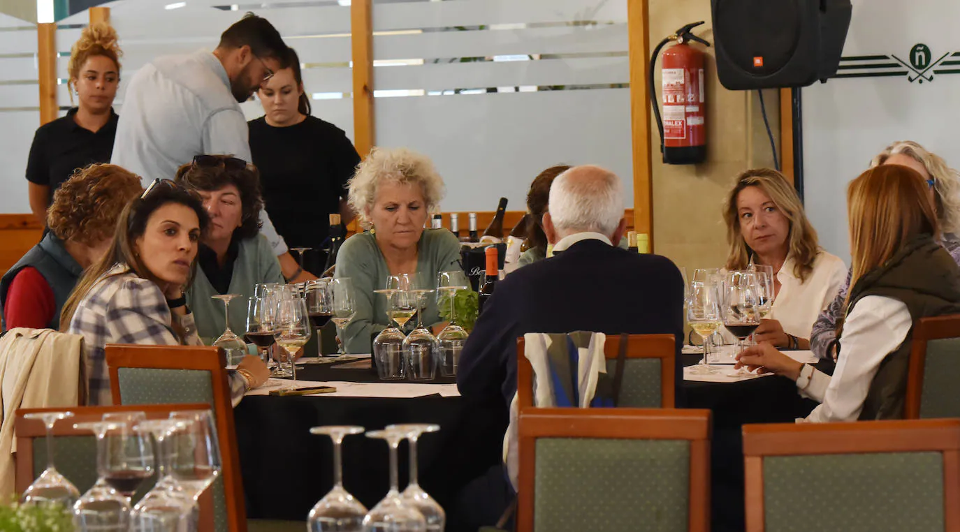 Cata de los vinos de Franco Españolas tras el torneo de golf