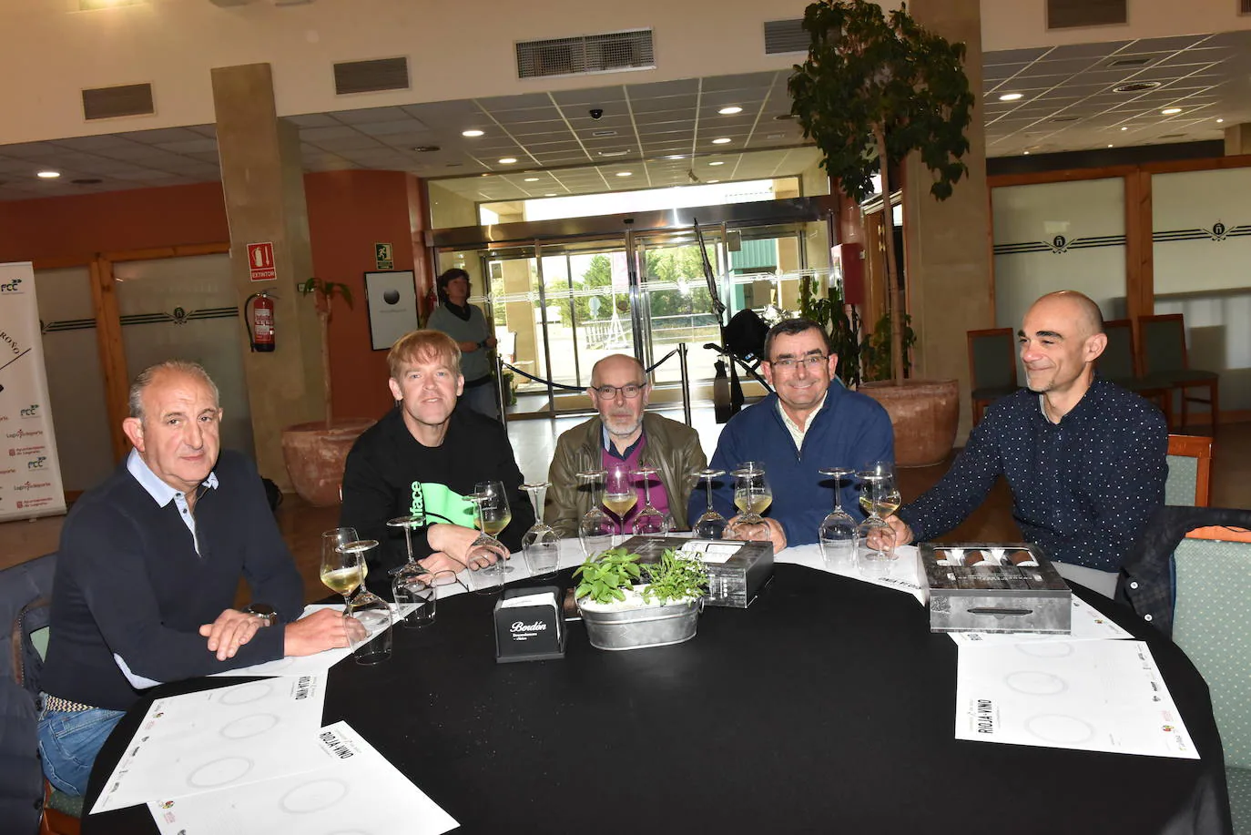 Cata de los vinos de Franco Españolas tras el torneo de golf