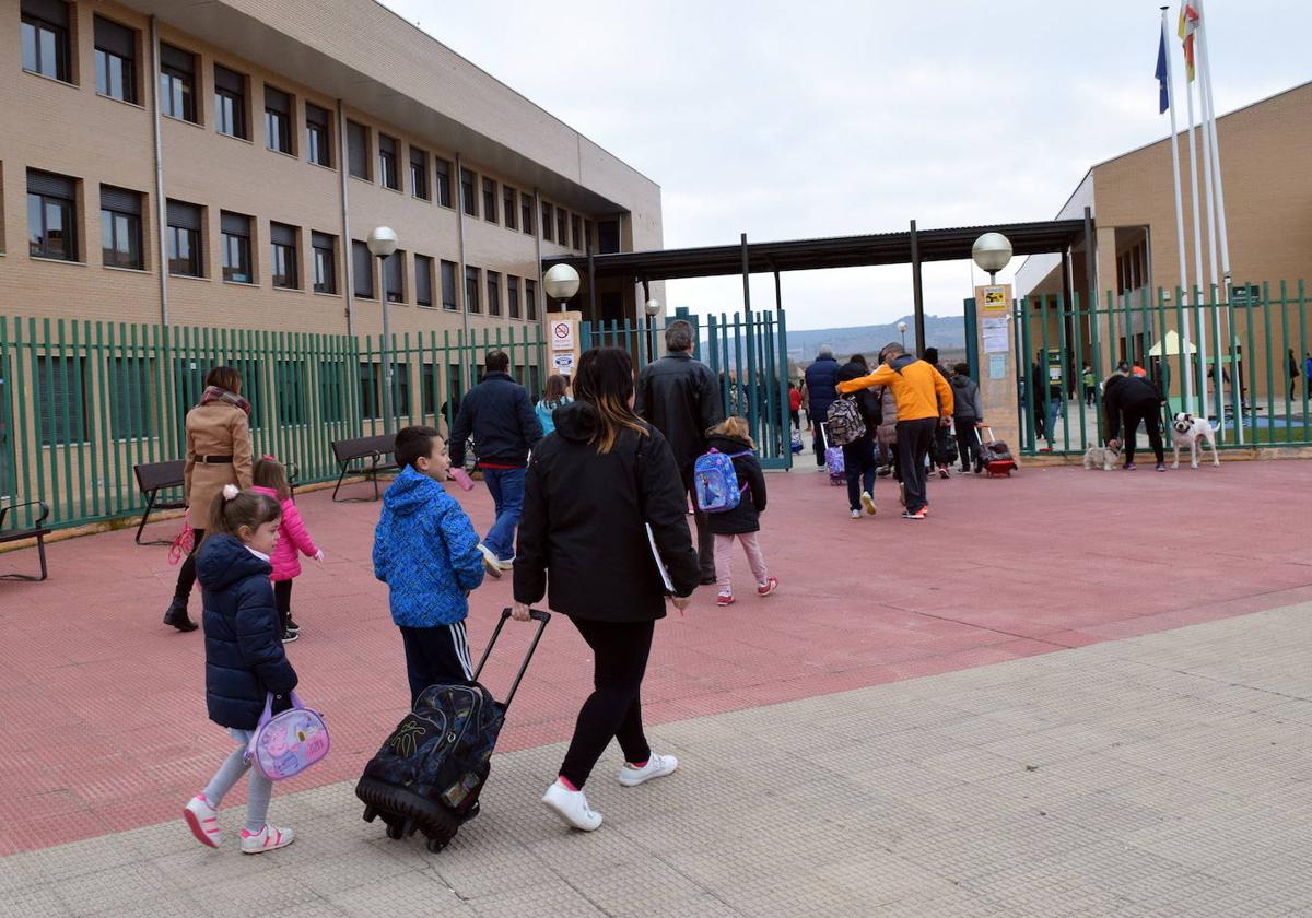 Una madre lleva a sus hijos al colegio.