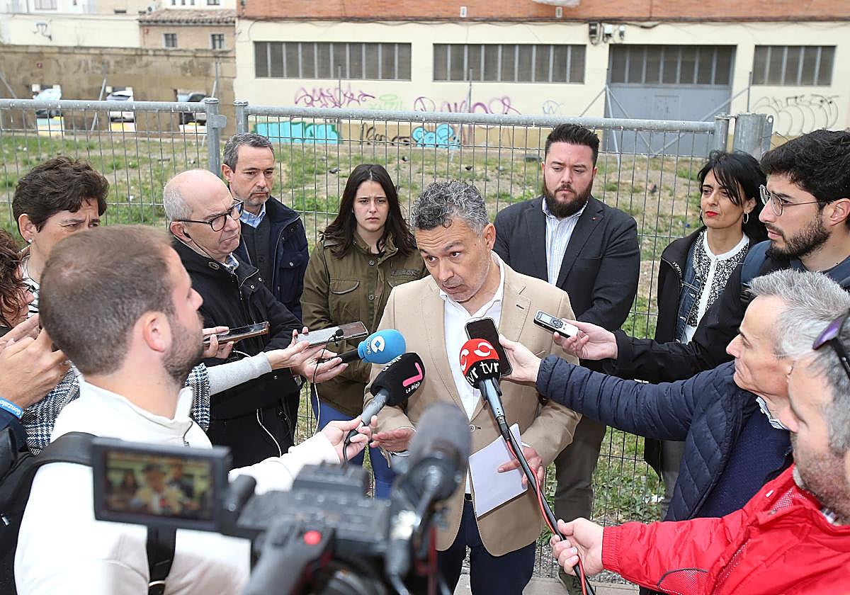 Escobar realiza declaraciones a la Prensa, en la Villanueva.