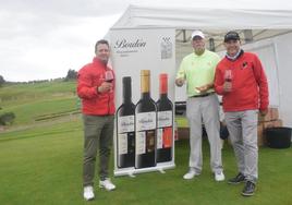 Jesús Olcoz, Moisés Herrero y Javier Bello posan con los vinos de Bodegas Franco Españolas.