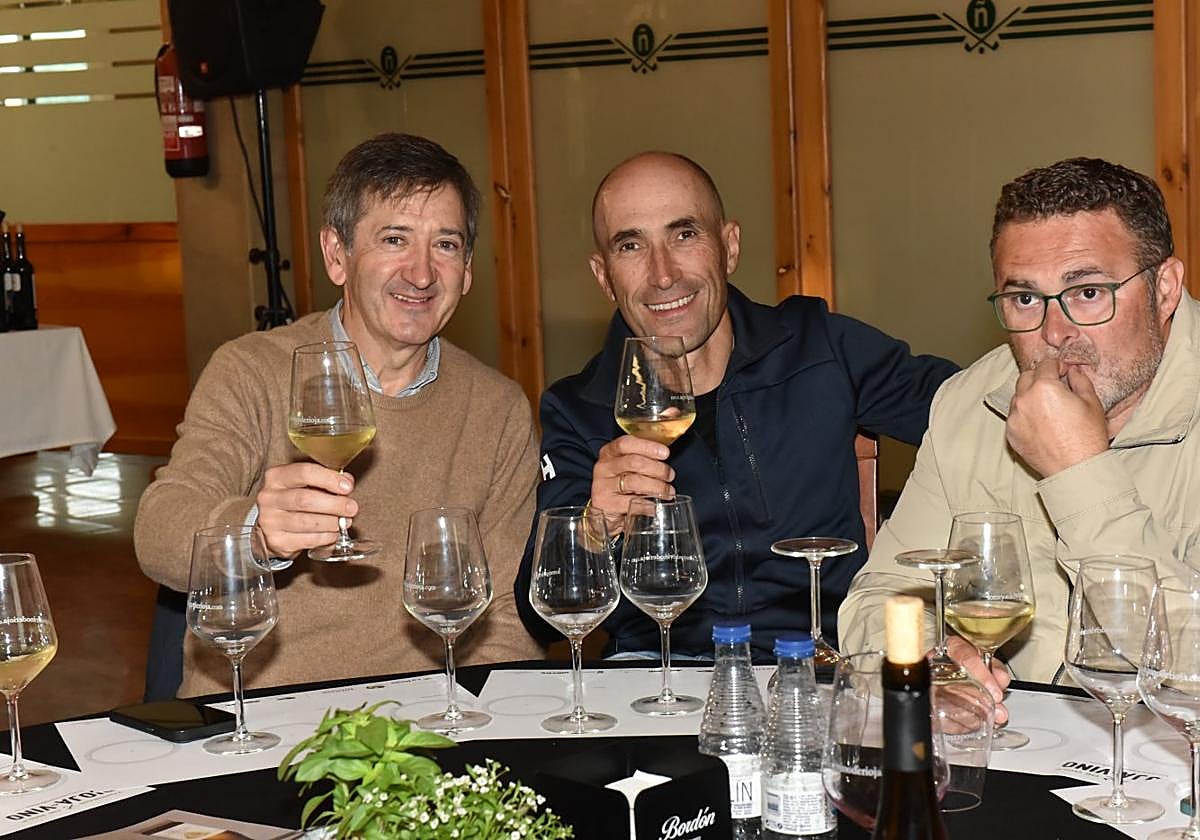 Jesús Moreno, José Antonio Riego y Francisco Lavilla disfrutan del Talla de Diamante en la cata.