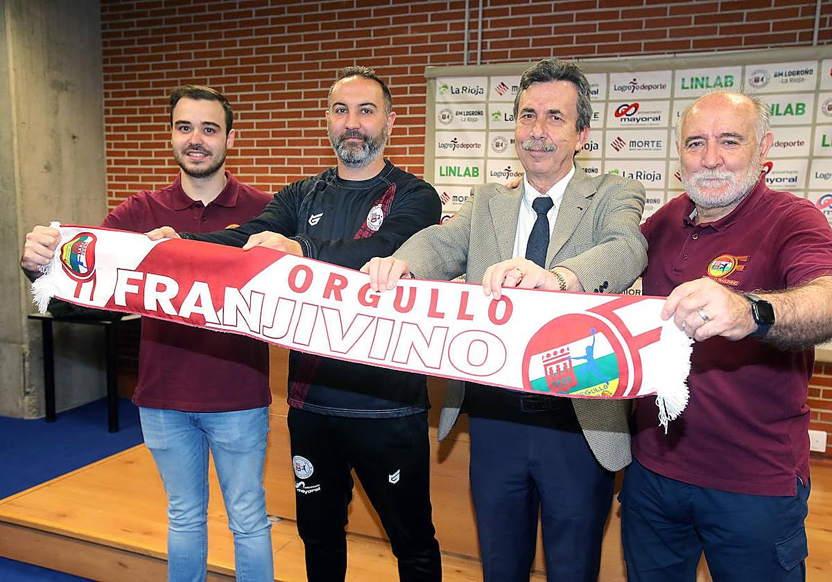 Representantes de la peña Orgullo Franjivino, Velasco, entrenador del club, y Pascual-Salcedo, presidente del Banco de Alimentos.
