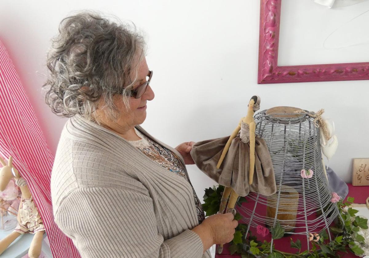 Mari Cruz con la muñeca que representa la bailarina de 'El cisne negro'.