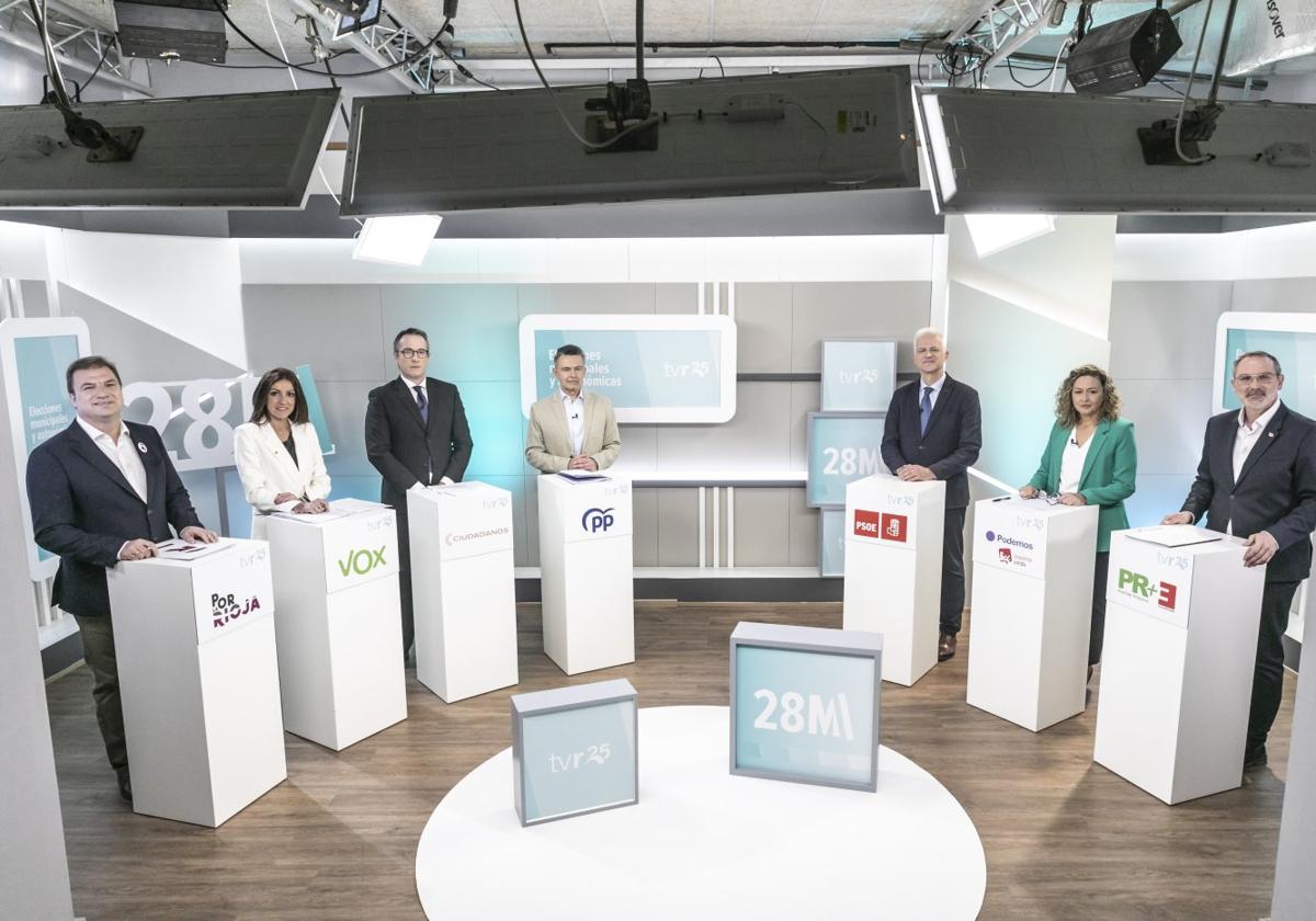 Los siete candidatos participantes, en el plató de TVR.