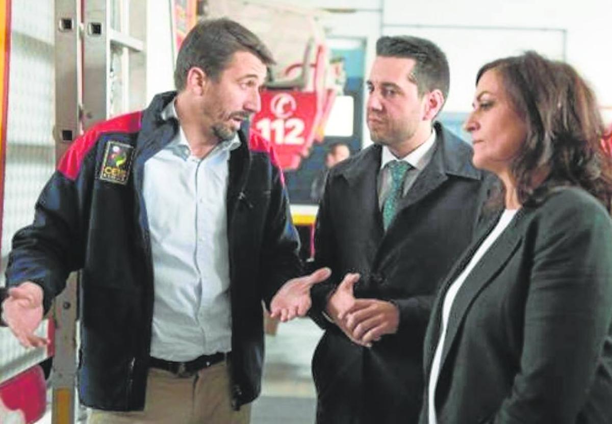 David Sainz, en una imagen de archivo, en el parque de Bomberos de Arnedo con Concha Andreu y el alcalde de la localidad.