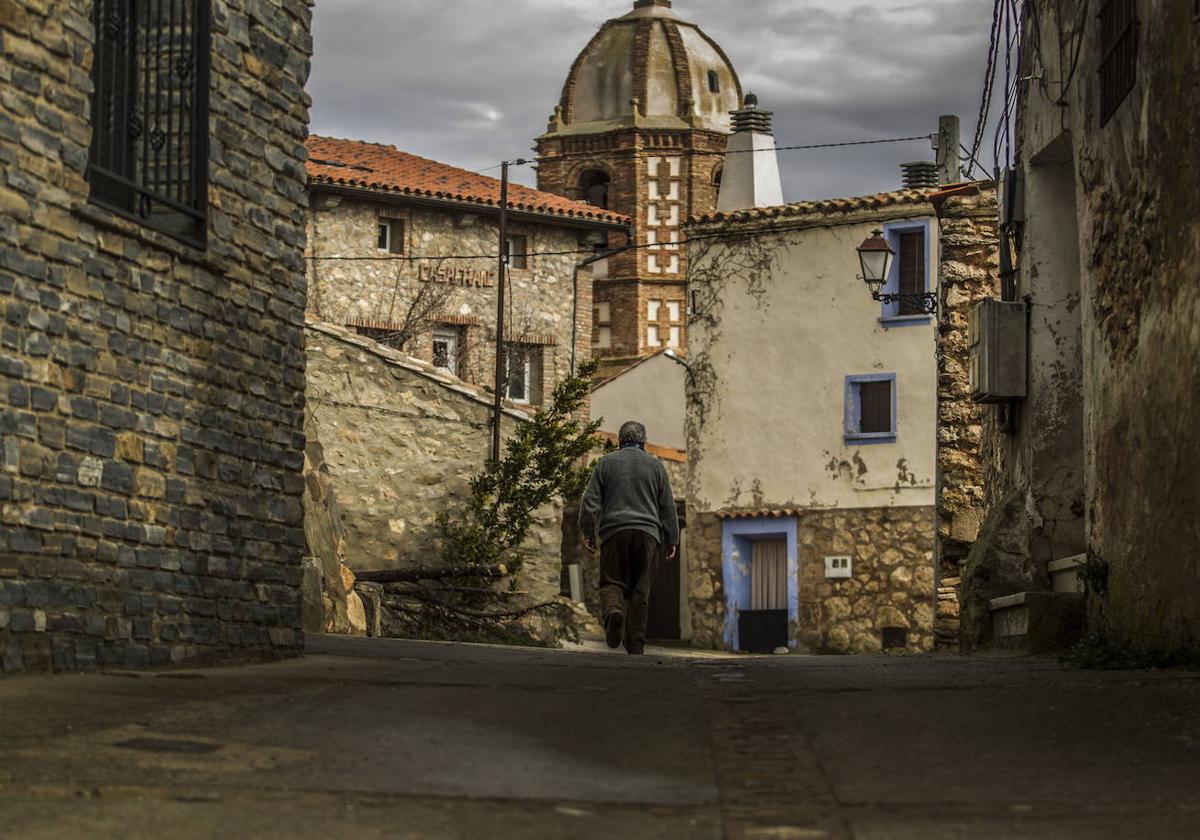 un hombre camina por las calles de Villarroya