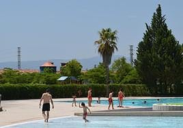 Bañistas en la piscina exterior del complejo municipal La Planilla, el pasado verano.