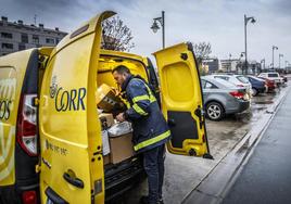 Un empleado de Correos, durante un reparto.