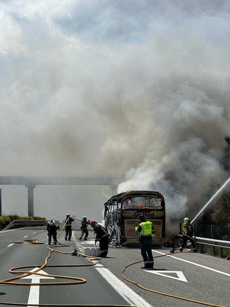 Imagen secundaria 2 - Arde un autobús que llevaba a 55 personas de vuelta a Azagra tras un partido de fútbol