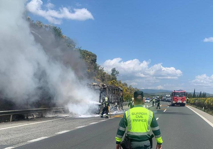 Imagen principal - Arde un autobús que llevaba a 55 personas de vuelta a Azagra tras un partido de fútbol