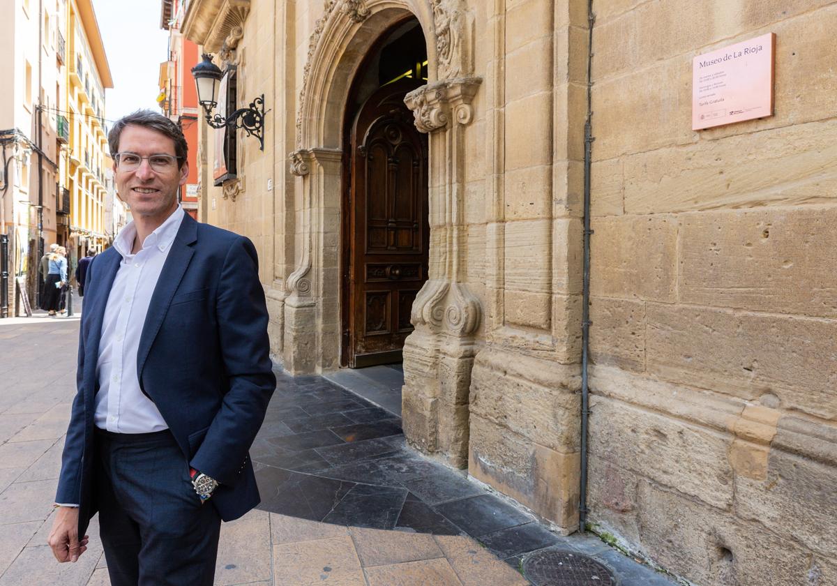 En el Museo de La Rioja. Capellán elige posar ante la antigua casa de Espartero, cuya reforma él ayudó a poner en marcha como director general y que terminó inaugurando como consejero, con tanto entusiasmo que hasta acabó guiando visitas. «Conozco muy bien ese museo, lo quiero mucho».