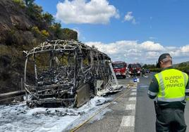 Arde un autobús que llevaba a 55 personas de vuelta a Azagra tras un partido de fútbol