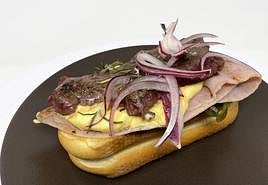 Tostada con solomillo de vaca y salsa holandesa.