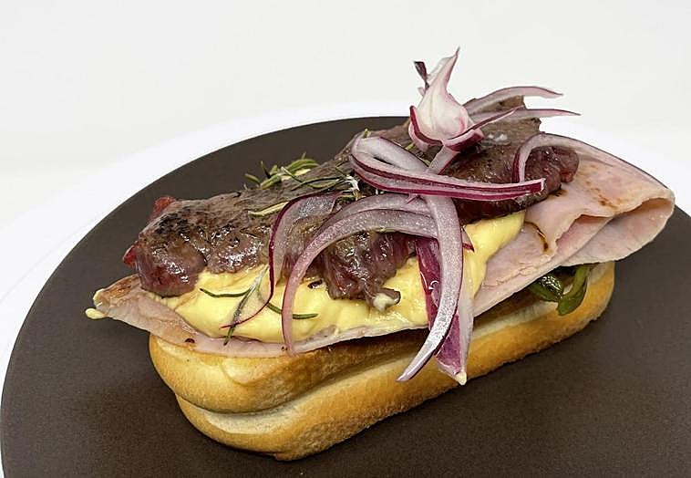 Tostada con solomillo de vaca y salsa holandesa.