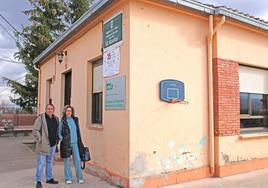 Julio Francia, alcalde de Arenzana, junto a una vecina en las escuelas del pueblo, que ampliarán sus plazas.