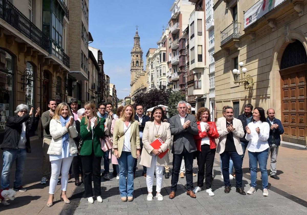 Concha Andreu, en el centro, junto a su equipo.