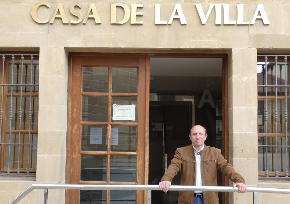 Vicente Urquía, en la entrada del Ayuntamiento de Ábalos.