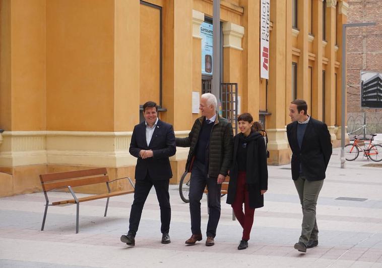 Pablo Hermoso de Mendoza, junto a su equipo, en la presentación de las iniciativas culturales para Logroño este lunes.